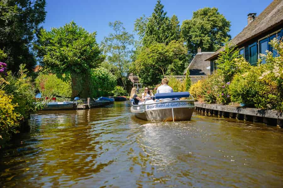 Giethoorn: Bootsverleih zum Selbstfahren für 2 bis 5 Personen. Foto: GetYourGuide Giethoorn: Bootsverleih zum Selbstfahren für 2 bis 5 Personen. Foto: GetYourGuide