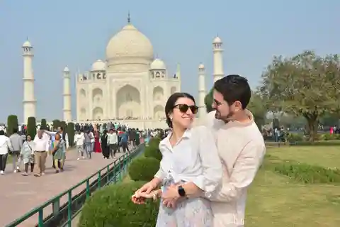 From Delhi: Taj Mahal Sunrise and Agra Fort Private Tour