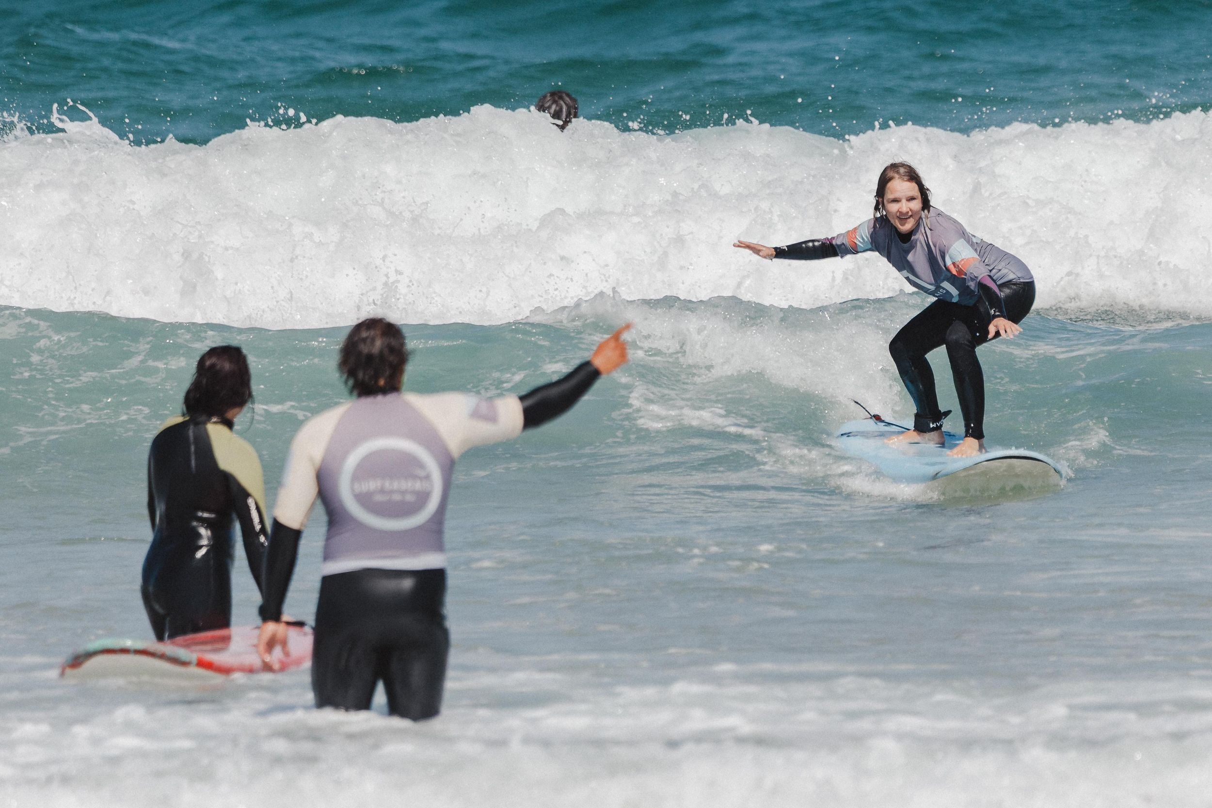 Cascais: 2-stündiger Gruppen-Surfkurs mit ortskundigen Kursleitern