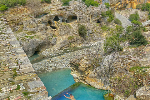 Desde Tirana: Visita Gjirokastra y disfruta de las aguas termales en PermetDesde Tirana: Visita Gjirokastra UNESCO y disfruta de los baños termales