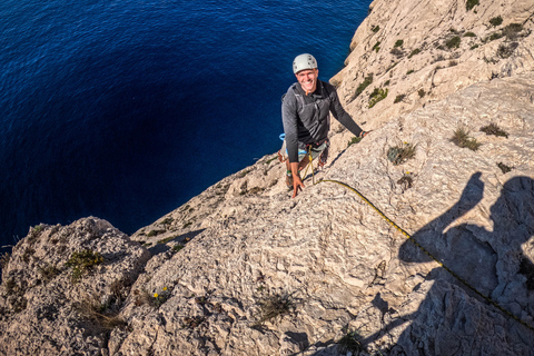 Sessão de descoberta de escalada nas Calanques, perto de MarselhaSessão de descoberta de escalada em Calanques, perto de Marselha