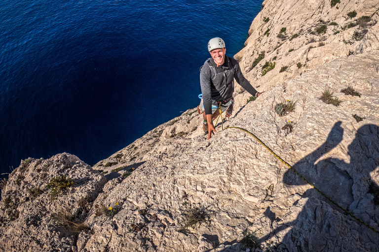 Séance de découverte de l'escalade dans les Calanques près de Marseille