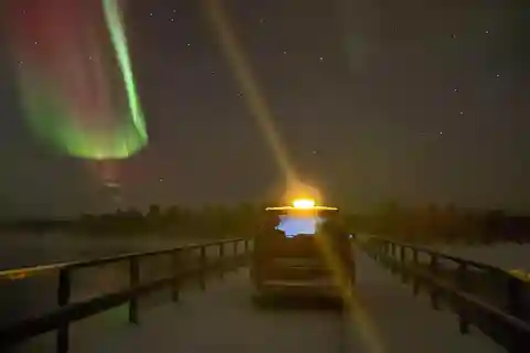Desde Saariselkä: Excursión de caza de auroras con hoguera y aperitivos