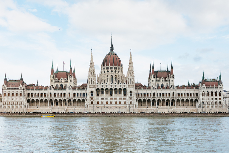 Budapest: Downtown Budapest Cocktail Cruise Danube Nighttime Cocktail Cruise