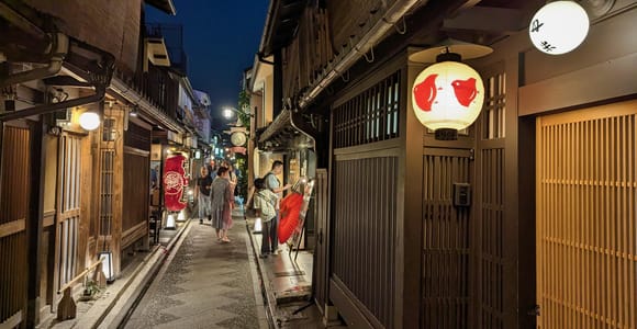 Kyoto Gion: Evening Food Tour with 2 Izakaya & 10+ Tastings (English/French/German)