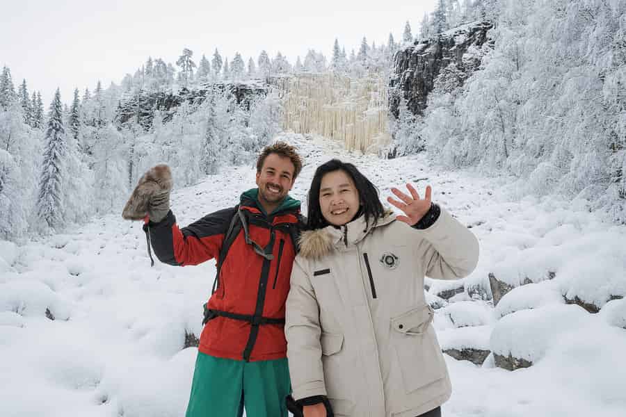 Rovaniemi: Wanderung zu den gefrorenen Wasserfällen von Korouoma & heißes Barbecue-Mittagessen. Foto: GetYourGuide Rovaniemi: Wanderung zu den gefrorenen Wasserfällen von Korouoma & heißes Barbecue-Mittagessen. Foto: GetYourGuide