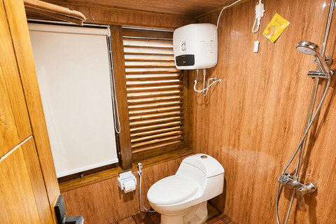 Labuan Bajo: 3-Day Komodo Sailing Luxury Boat with All Fees Deluxe Boat - Private Standar Room (2pax/room)