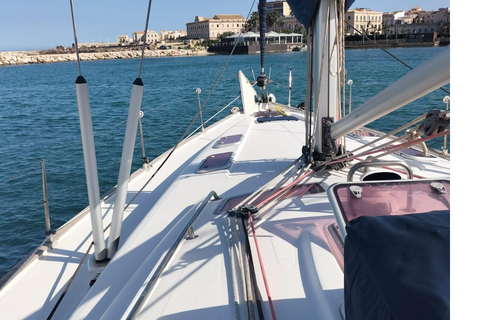 Syracuse: Guided sailing tour of Ortygia Island with a swim stop