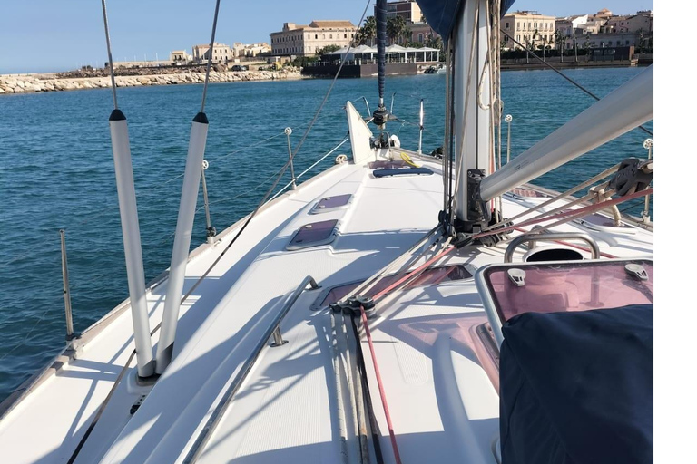 Syracuse: Guided sailing tour of Ortygia Island with a swim stop