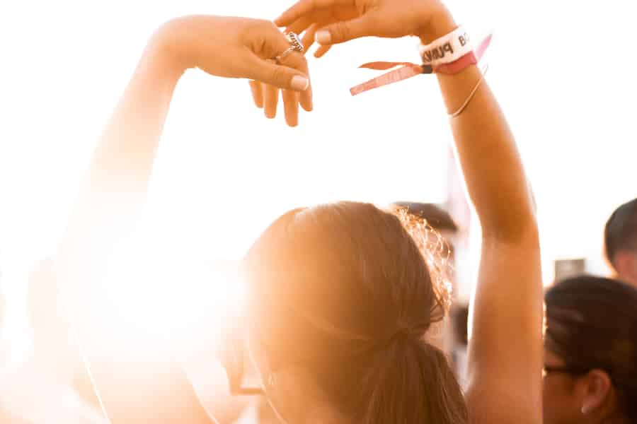Ibiza: Partyboot mit Getränken, Live-Auftritten, DJ und Tänzern. Foto: GetYourGuide