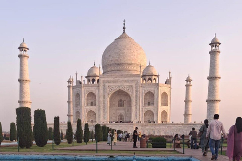 From Delhi: Taj Mahal Day Trip by AC Car with 5-Star Lunch All-Inclusive Tour: AC Car, Guide, 5-Star Meal & Tickets