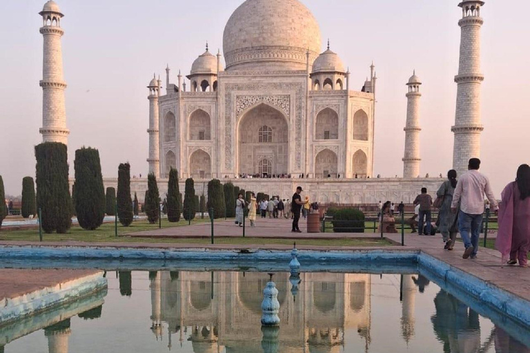 From Delhi: Taj Mahal Day Trip by AC Car with 5-Star Lunch All-Inclusive Tour: AC Car, Guide, 5-Star Meal & Tickets
