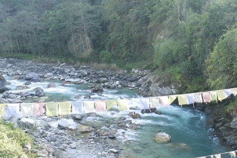 Pokhara: Aventura de 2 dias de caminhada e rafting no Australian Camp