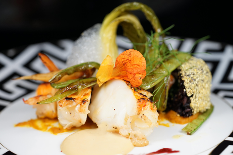 عشاء رومانسي على ضوء الشموع مع كريمون، 5 أطباق مع النبيذتناول الطعام