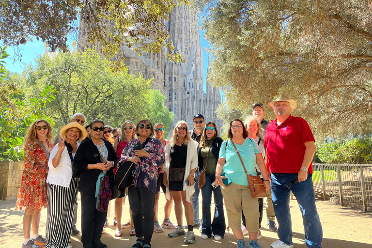 Best of Barcelona: Sagrada Familia & Park Guell with Pickup Group Tour in Spanish (Entry Fees Not Included)