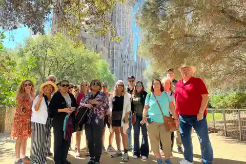 Barcelona: Sagrada Familia & Montserrat Ganztägig mit Abholung