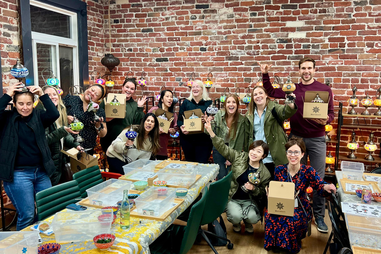 San Jose: laboratorio di lampade a mosaico turcheSan Jose: Laboratorio di lampade a mosaico turche