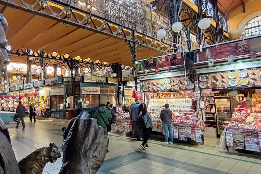 Deutschsprachige Tour in der Markthalle von Budapest mit Verkostungen. Foto: GetYourGuide Deutschsprachige Tour in der Markthalle von Budapest mit Verkostungen. Foto: GetYourGuide