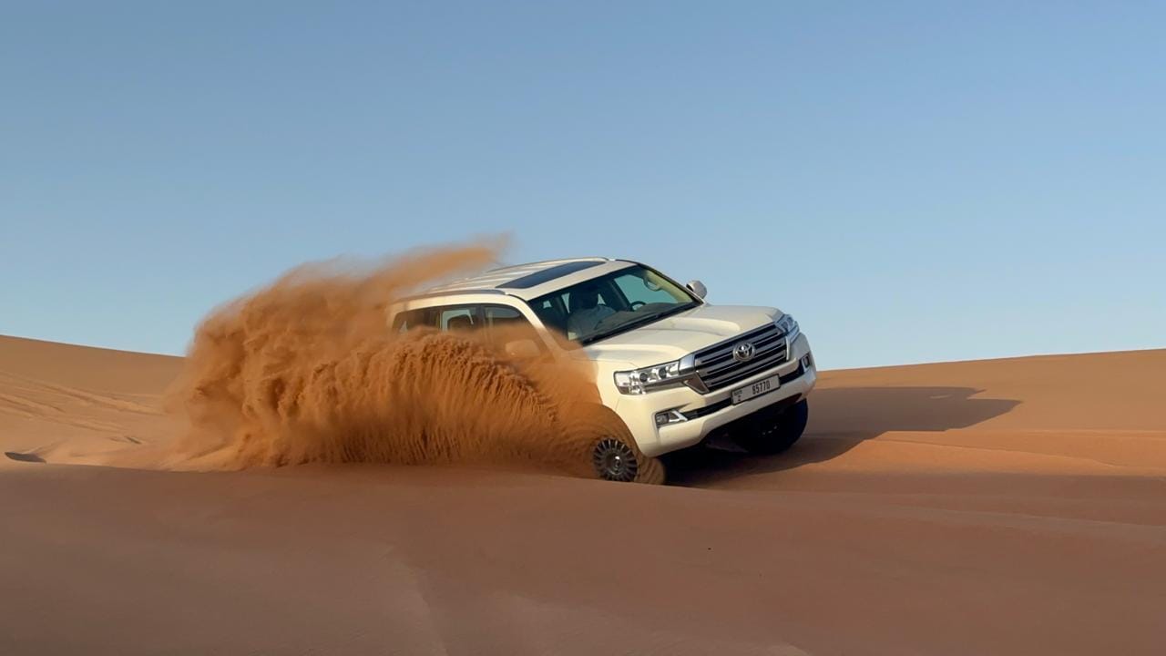 Schardscha: Safari-Tour am Morgen mit Dune-Bashing & Kamelreiten