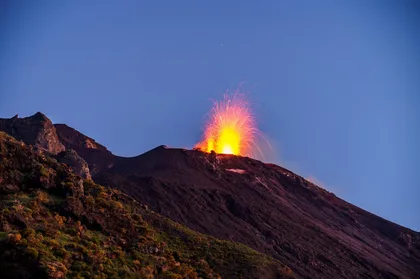 Trekking zu den Kratern des Stromboli bei Sonnenuntergang Trekking zu den Kratern des Stromboli bei Sonnenuntergang