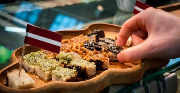 Riga: Traditionelle Foodtour auf dem Zentralmarkt in einer Kleingruppe