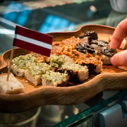 Riga: Traditionelle Foodtour auf dem Zentralmarkt in einer Kleingruppe