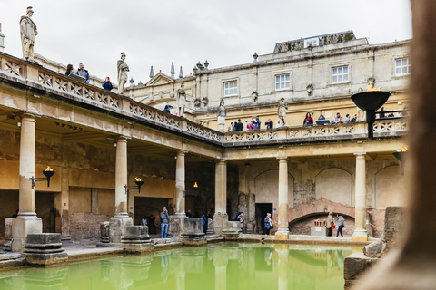 London: Windsor Castle, Stonehenge & Bath Full-Day Tour Tour with Roman Baths in Spanish