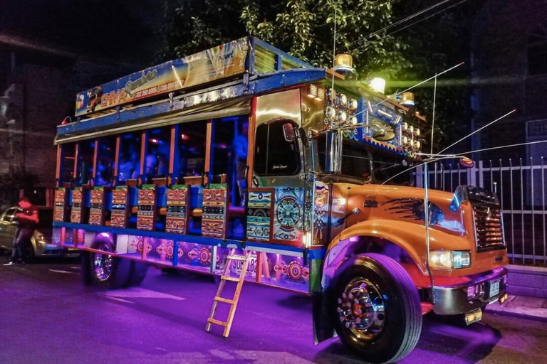 Medellín: Night City Tour on traditional Party Bus & Drinks Ruta Fresca