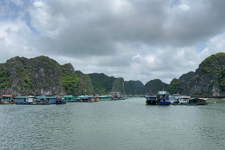 2-tägige Ha Long Bay Island Cruise Tour mit einem 3-Sterne-Kreuzfahrtschiff