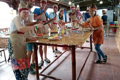 Hoi An: Aula de culinária em uma casa local em um barco com cesta de bambu