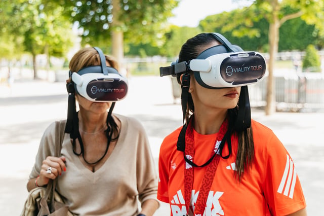 Paris: Immersive tour at the Eiffel Tower in virtual reality