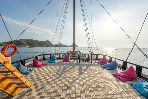 Lombok to Komodo 4D3N Sailing Adventure Gili Room: Queen bed + 2x Single bunkbed