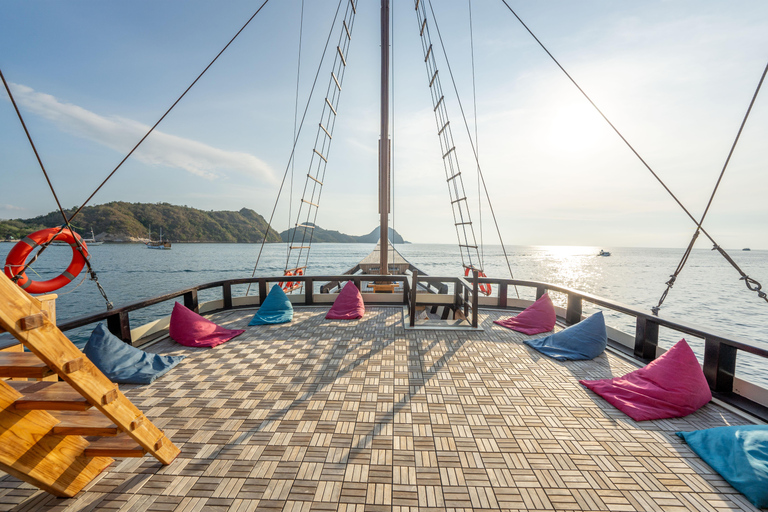 Lombok to Komodo 4D3N Sailing Adventure Gili Room: Queen bed + 2x Single bunkbed