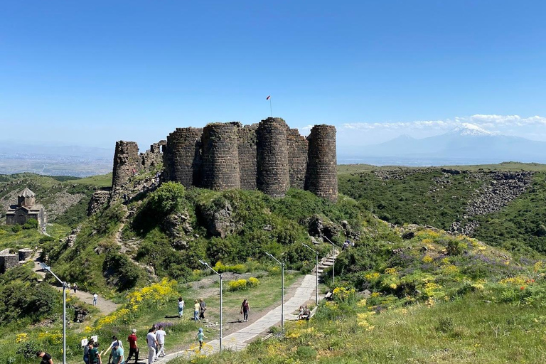 埃里温：安贝尔德堡垒、阿拉加茨山和卡里湖之旅