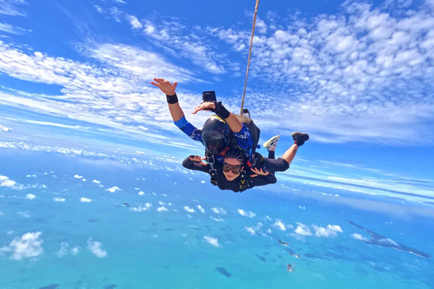 Pattaya: Dropzone Tandem Skydive with Return TransferDeluxe package//Skydiving+hand-camera(Gopro cam)