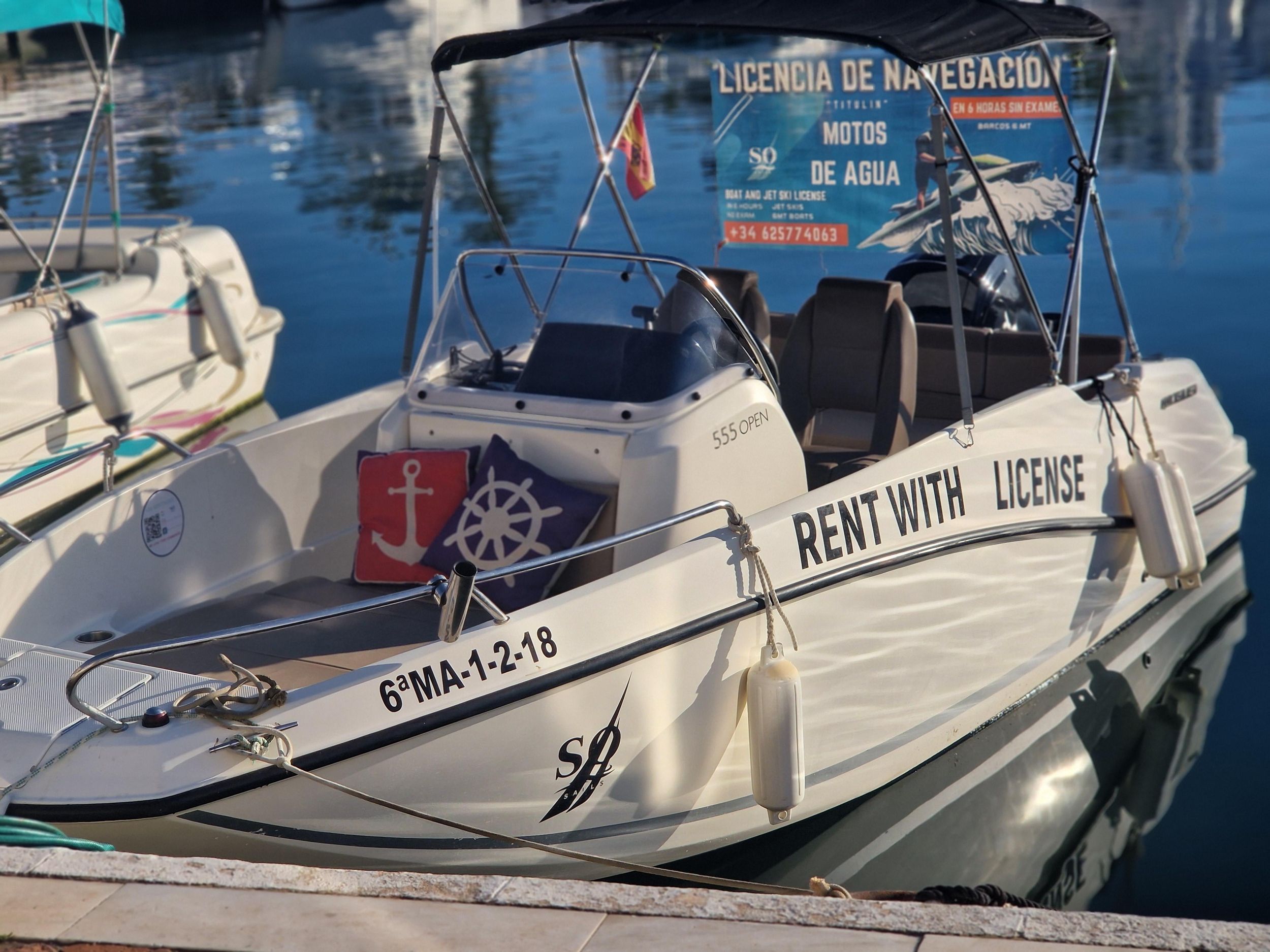 Estepona: Schnellbootverleih mit Kapitän und Getränken
