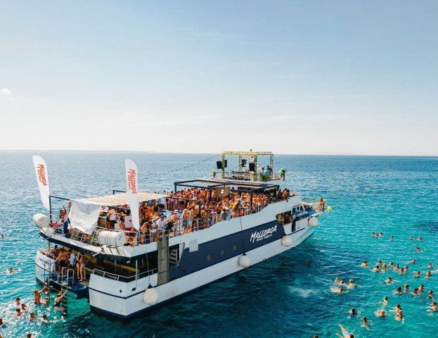 Visit Mallorca Boat Party with Live DJs and Lunch in Magaluf