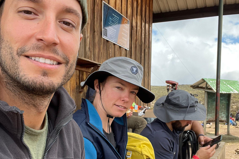 Monte Kilimanjaro caminhada de um dia até o acampamento base para pequenos grupos