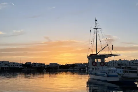 Paros: Paros Bay Sunset Boat Tour with Snorkeling