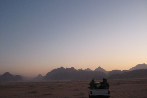 Desde Wadi Rum: Excursión de 2 horas en Jeep con comidas y alojamiento