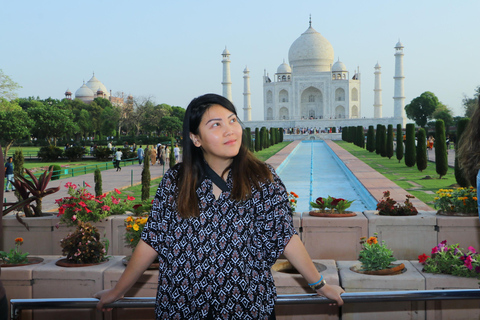 Sla vanuit Delhi Taj Mahal het toegangsticket in de rij over