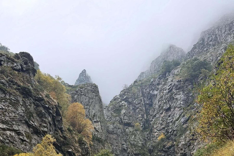 Kazbegi: Gveleti Waterfall 4x4 Jeep Tour & Guided Hike
