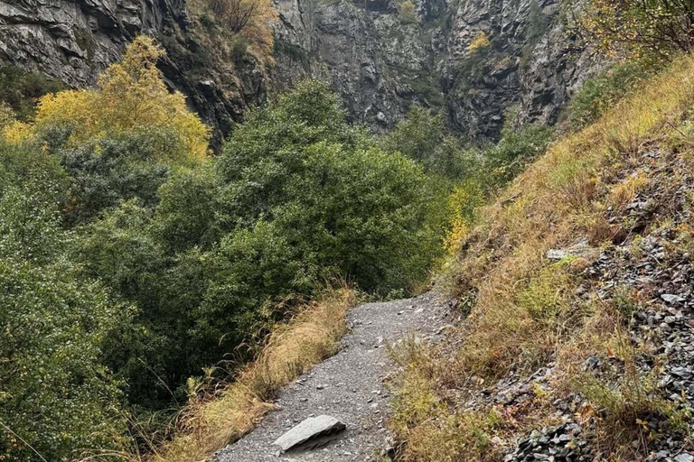 Kazbegi: Gveleti Waterfall 4x4 Jeep Tour & Guided Hike