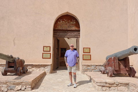 From Muscat: Nizwa Fort, Al Hamra & Jebel Shams Day Trip