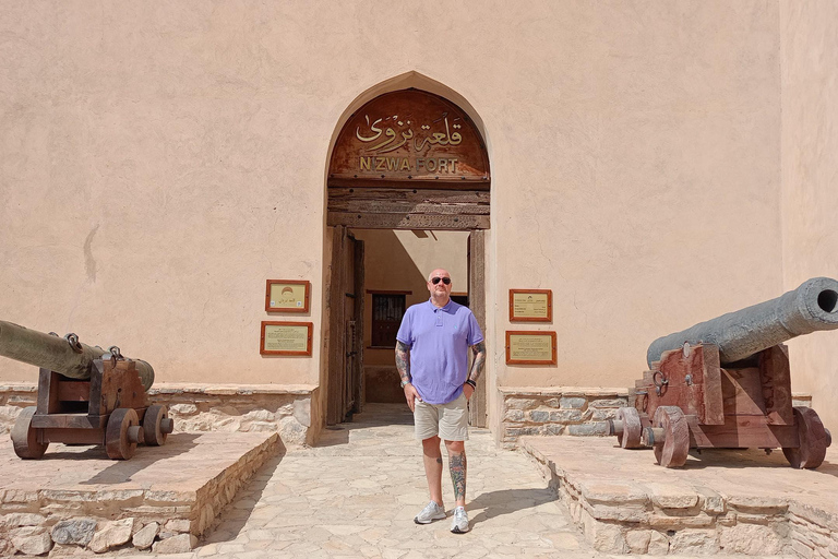 From Muscat: Nizwa Fort, Al Hamra & Jebel Shams Day Trip