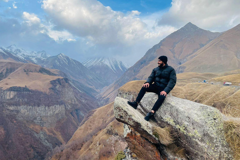 "L'ascension de la beauté : Un voyage d'un jour à Kazbegi"