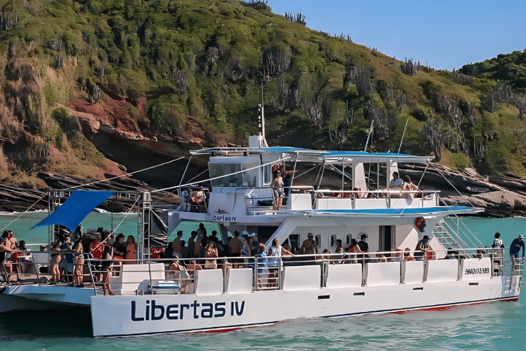 Rio de Janeiro: Exclusive catamaran ride and lunch included. Rio - Búzios Day Trip: exclusive catamaran ride and lunch included.