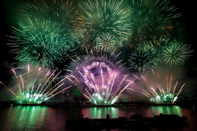 London: NYE Dinner & Fireworks Cruise – Aurora Clipper