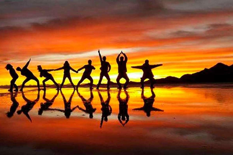 Uyuni Salt Flats: Sonnenuntergang + Sterne bei Nacht