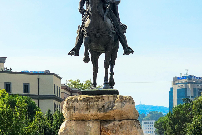 地拉那：探索共产主义时代与现代生活☕️私人观光